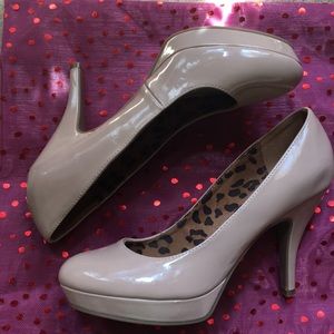 Size 10 pair of nude pumps